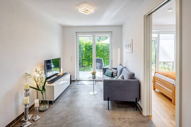 Moderne Neubauwohnung mit sonniger Terrasse und Garten